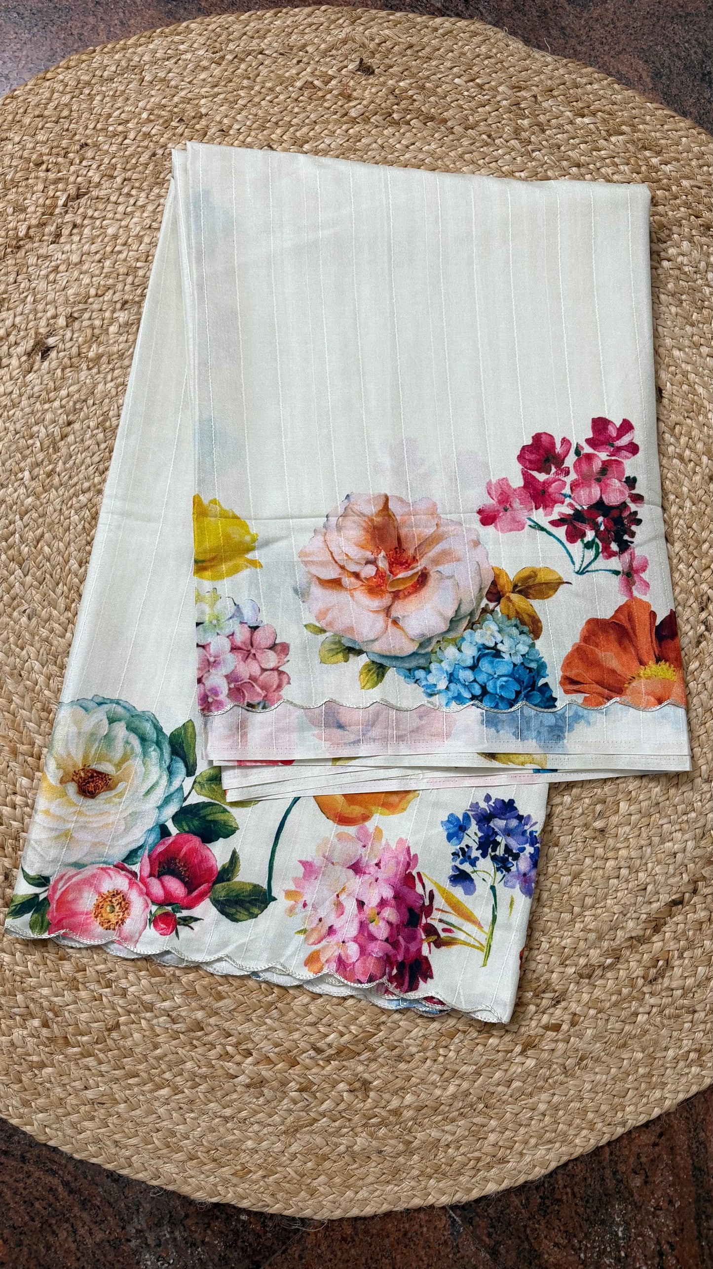 WHITE DOLA SILK SAREE WITH FLORAL PRINT.