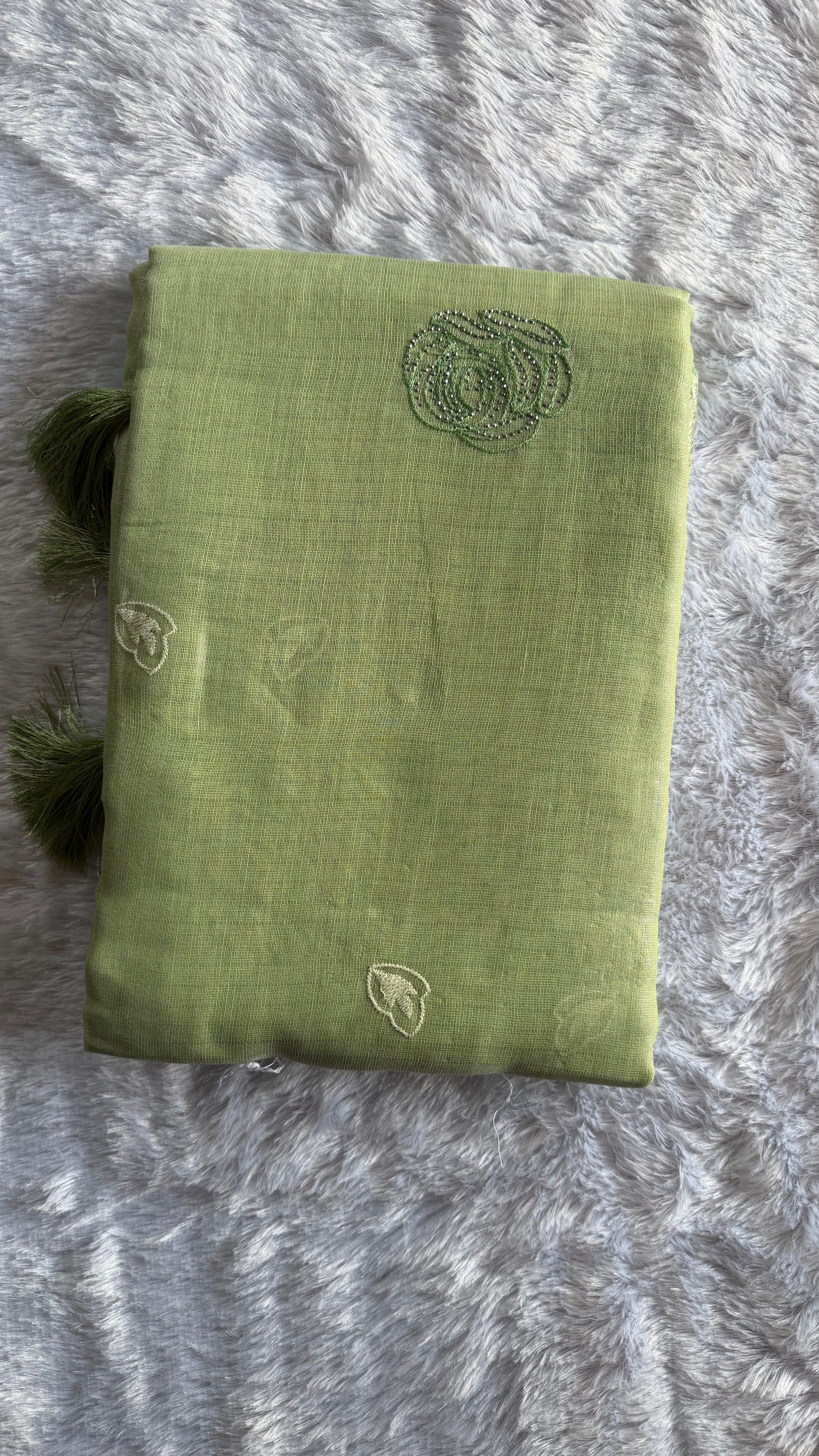 GREEN LINEN COTTON SAREE WITH RUNNING BLOUSE.